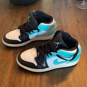 Kid size 4 worn once like new